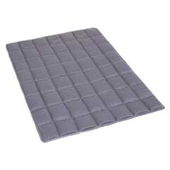 Graue gesteppte Decke PORTABLE von Doctor Bark, weich und quadratisch platziert, ideal für Hunde und unterwegs.