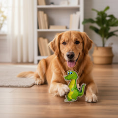 Hundespielzeug Krokodil "Kroko" in den Pfoten eines Golden Retrievers, ideal für Apportierspaß und Beschäftigung.