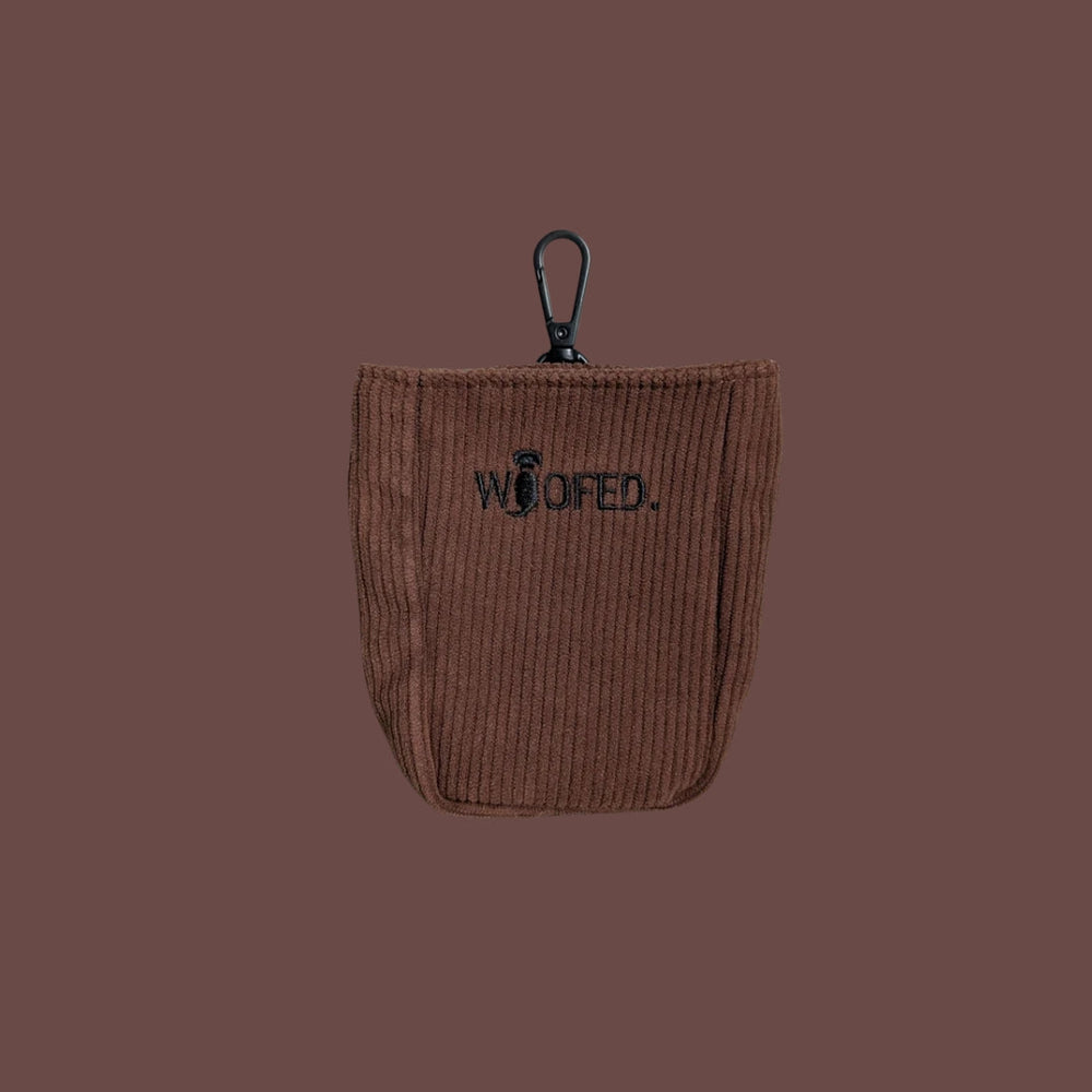 Braune, gerippte Gassitasche mit Clipverschluss und WOOFED-Logo, ideal für Hundeaccessoires und Leckerlis.