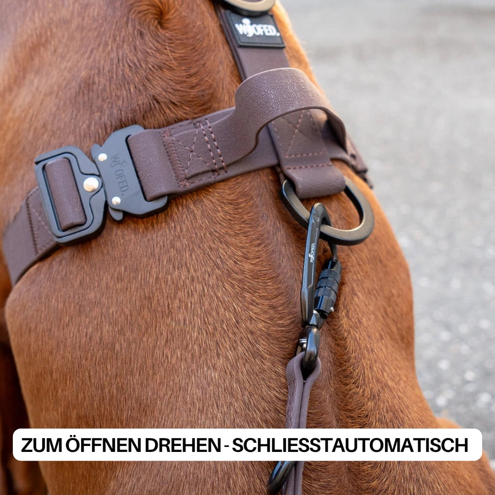 Braunes Hundegeschirr WOOFLEX® Pro mit Karabinerhaken und Schild „ZUM ÖFFNEN DREHEN - SCHLIESSTAUTOM“