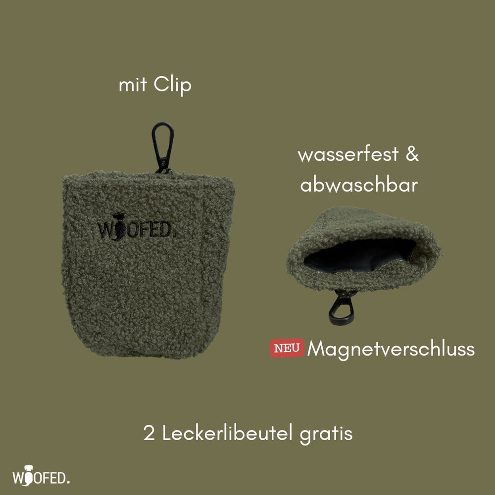 Multifunktionale Gassitasche WOOFED in grün, wasserfest, mit Magnetverschluss, inklusive zwei Leckerlibeuteln.