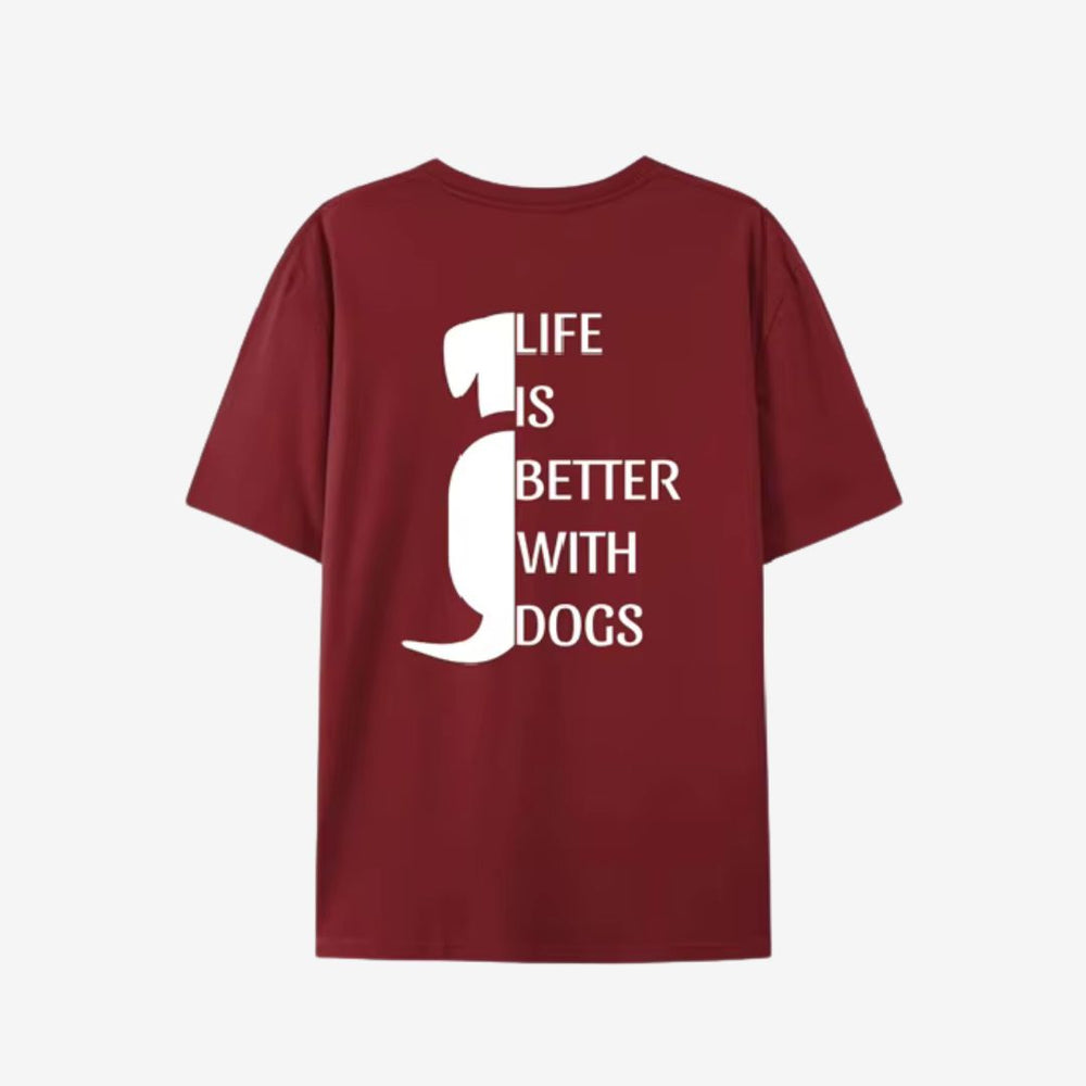 Rotes Unisex-T-Shirt mit dem Slogan „LIFE IS BETTER WITH DOGS“ in weißer Schrift auf der Rückseite.
