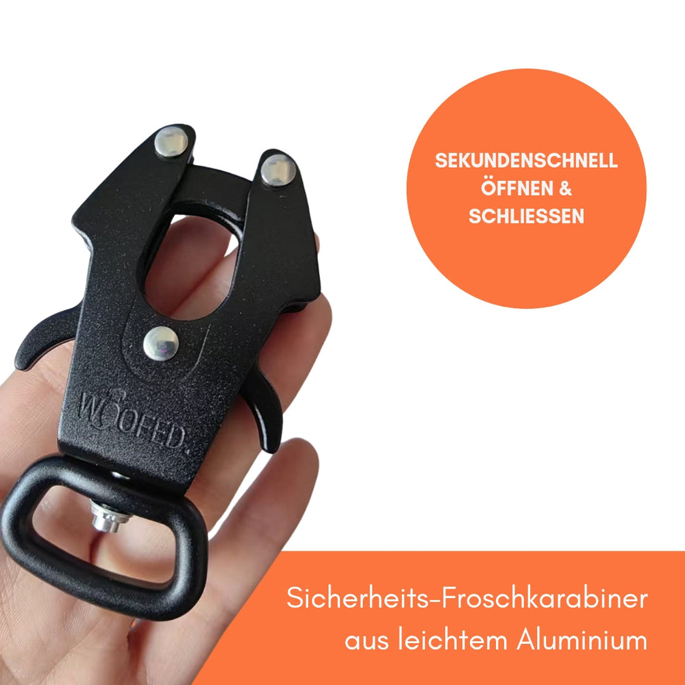 Schwarzer Froschkarabiner aus Aluminium mit Handhalterung und schneller Öffnungsmechanik für sicheres Handling.