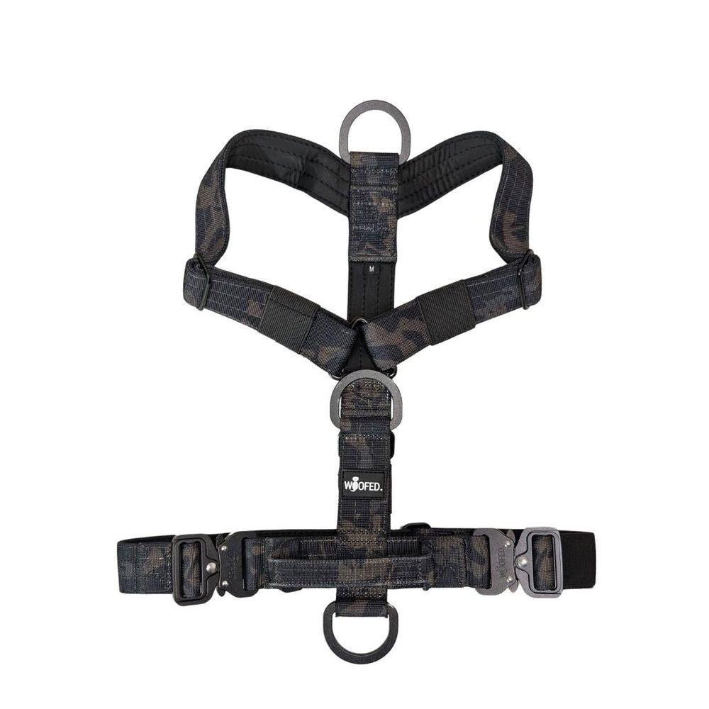 Camouflage Y-Hundegeschirr mit Griff, verstellbaren Riemen und D-Ringen für optimale Kontrolle und Tragekomfort.