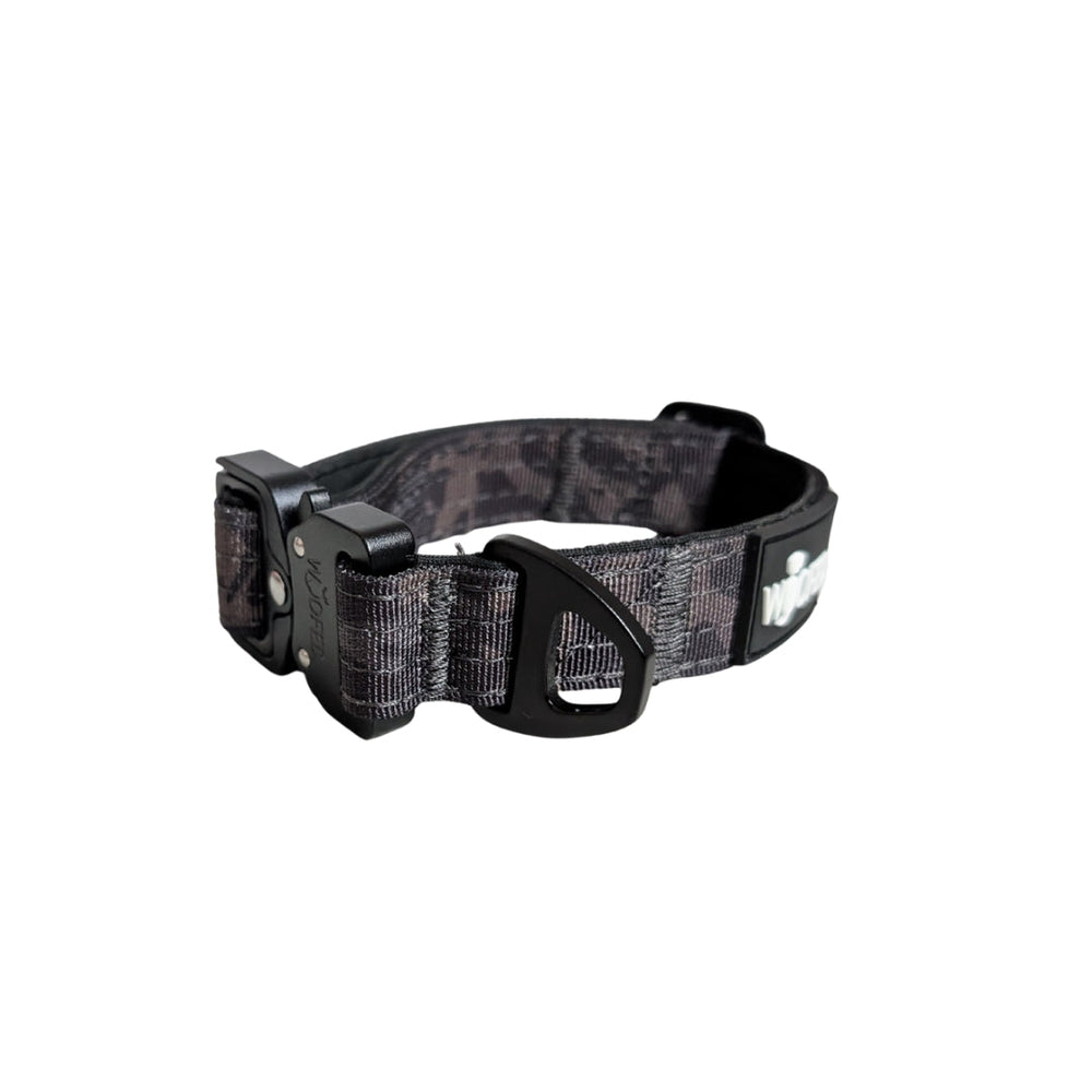 Ultraleichtes Nylon-Halsband für Hunde in Schwarz mit Muster, verstellbar, mit D-Ring für Leinenbefestigung.