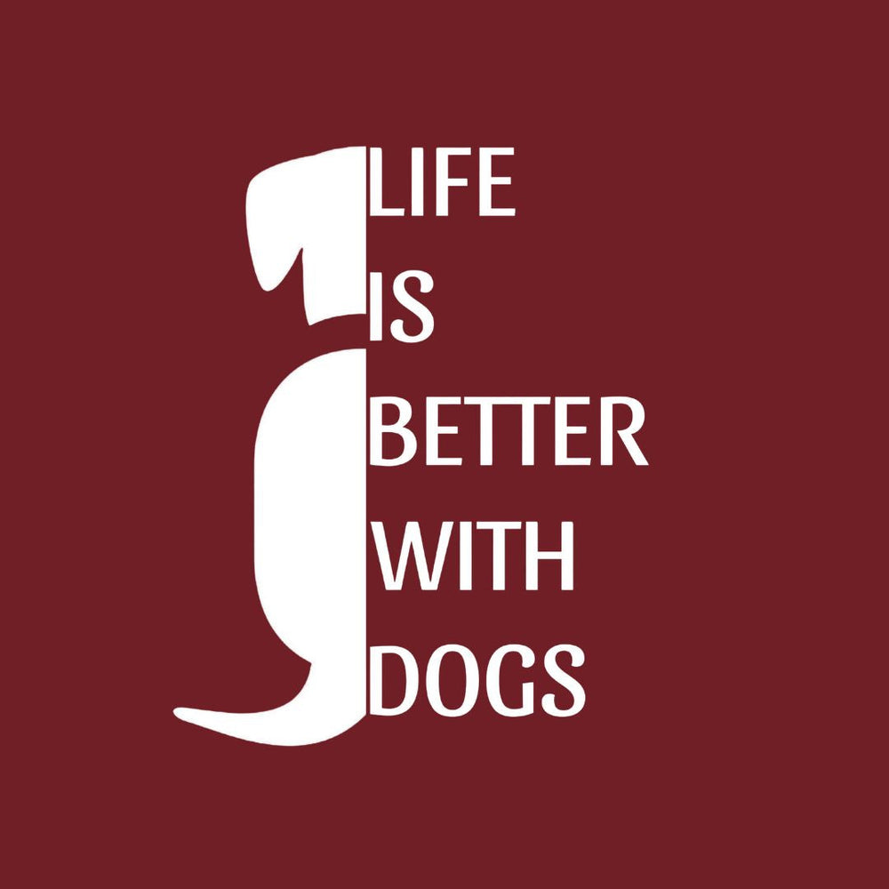 Rotes T-Shirt mit dem Text "LIFE IS BETTER WITH DOGS" in großer, weißer Schrift auf einem stilvollen Hintergrund.