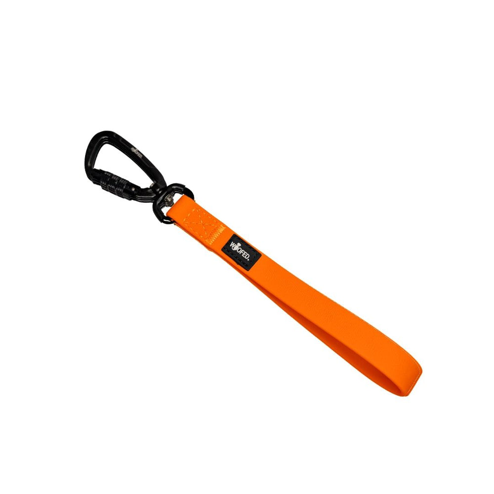 Leuchtend orangefarbene WOOFLEX® Hundeleine mit robustem Karabiner und ergonomischem Design aus strapazierfähigem Material.