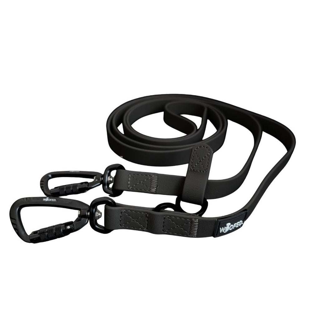 Schwarze Umhängeleine WOOFLEX® Pro mit zwei Karabinern, flexibler Polsterung und verstellbarem Halter für Haustiertraining.