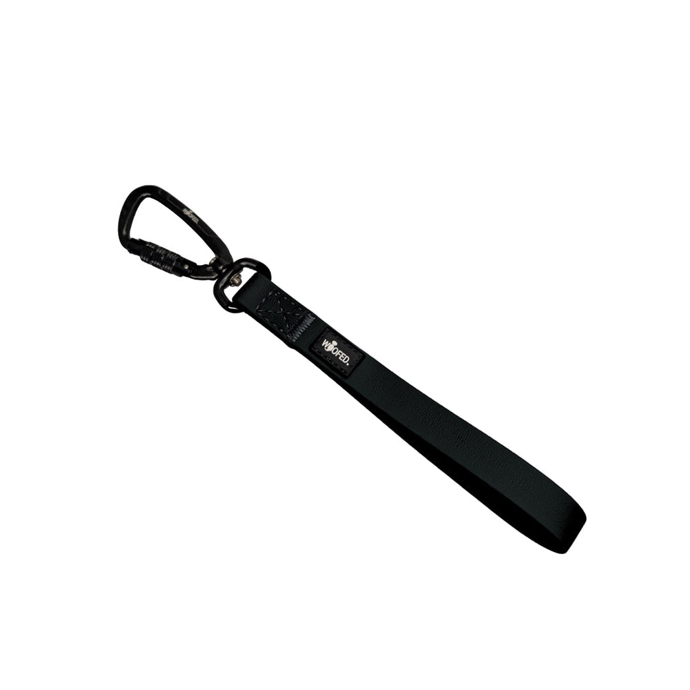 Schwarze WOOFLEX® Leine mit robustem Karabinerhaken, ideal für den Einsatz im Freien.