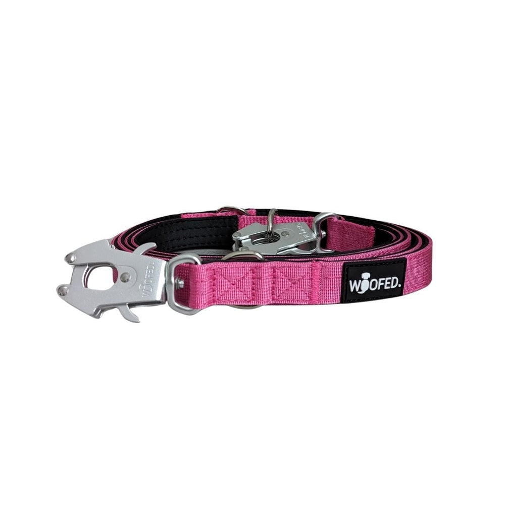 Hundeleine in Pink mit stabilem silbernen Karabiner und gepolsterter Innenseite für hohen Komfort beim Ausführen.