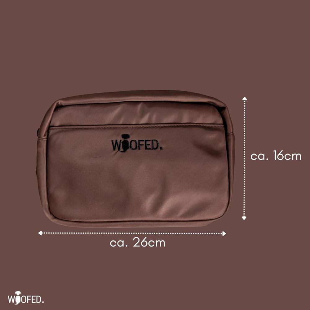 Braune multifunktionale Gassitasche mit Reißverschluss und "WOOFED." Logo, als Bauchtasche oder Schultertasche nutzbar.