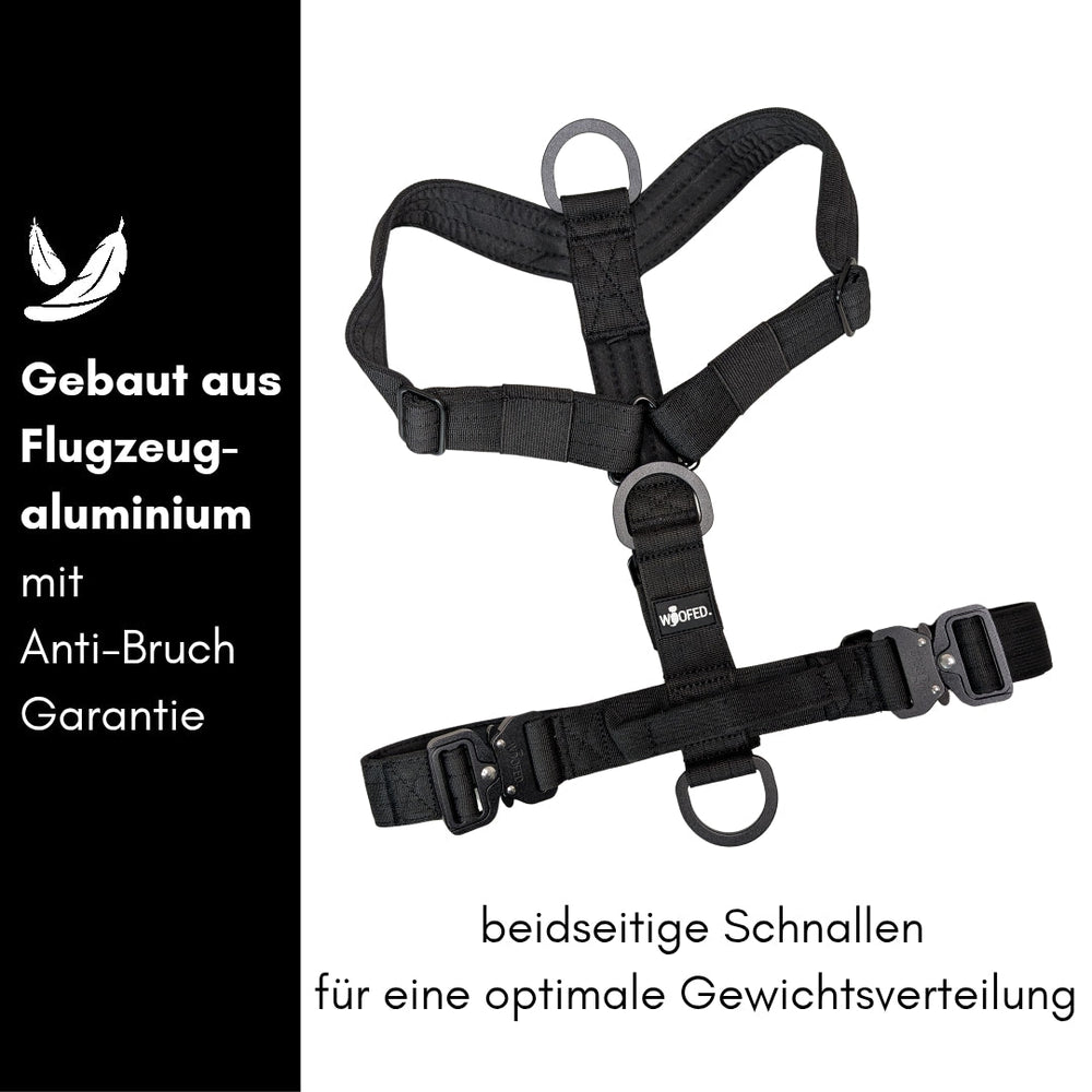 Schwarzes Y-Hundegeschirr aus leichtem Aluminium mit beidseitigen Schnallen für optimale Gewichtsverteilung und Anti-Bruch Garantie.