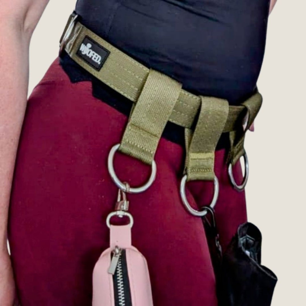 Gassigürtel in Olivgrün mit D-Ringen, ideal für Hundehalter, bietet Komfort und Sicherheit beim Gassigehen.