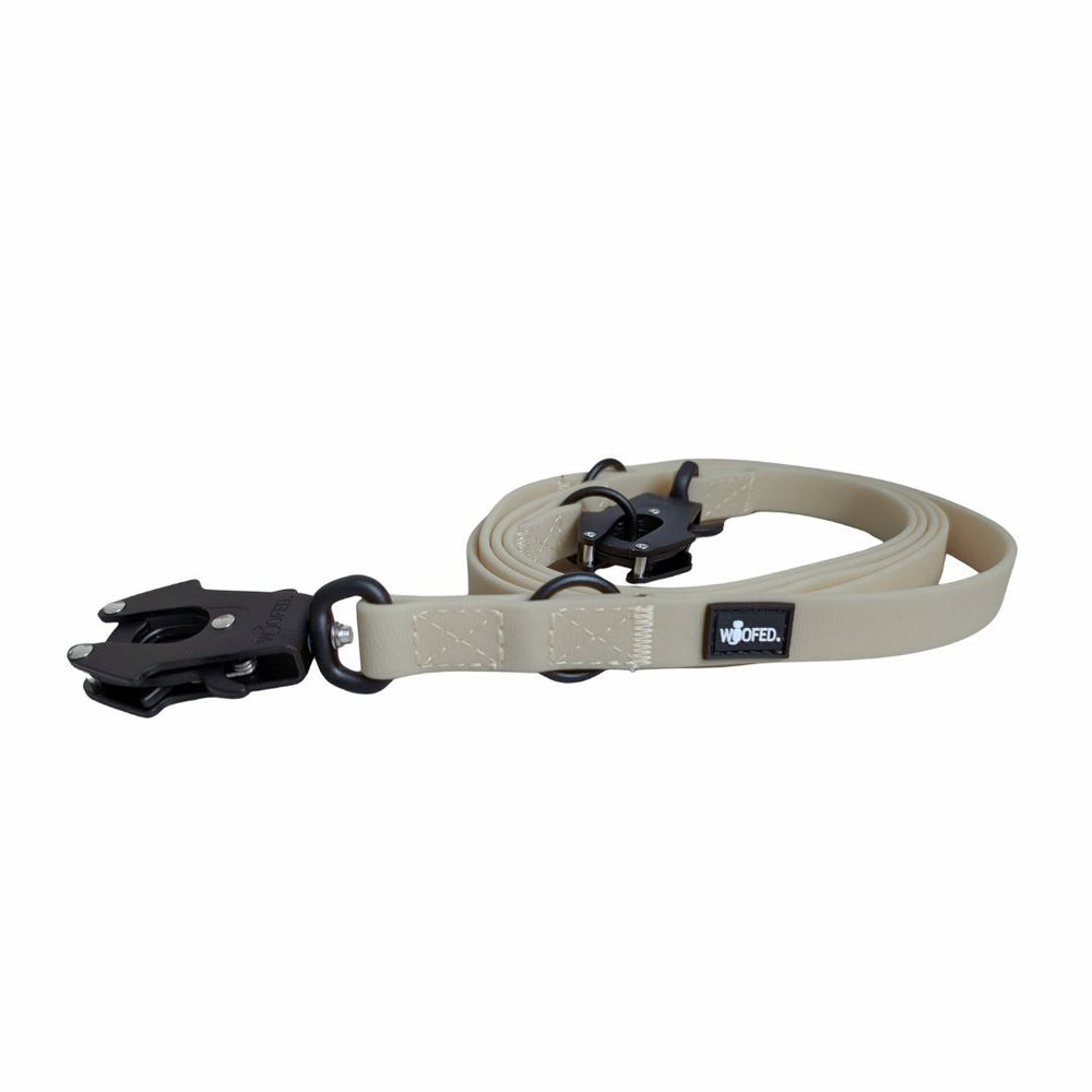 Verstellbare WOOFLEX® Hundeleine in sandfarben mit stabilen Karabiner und Verbindungselementen für einfaches Handling.