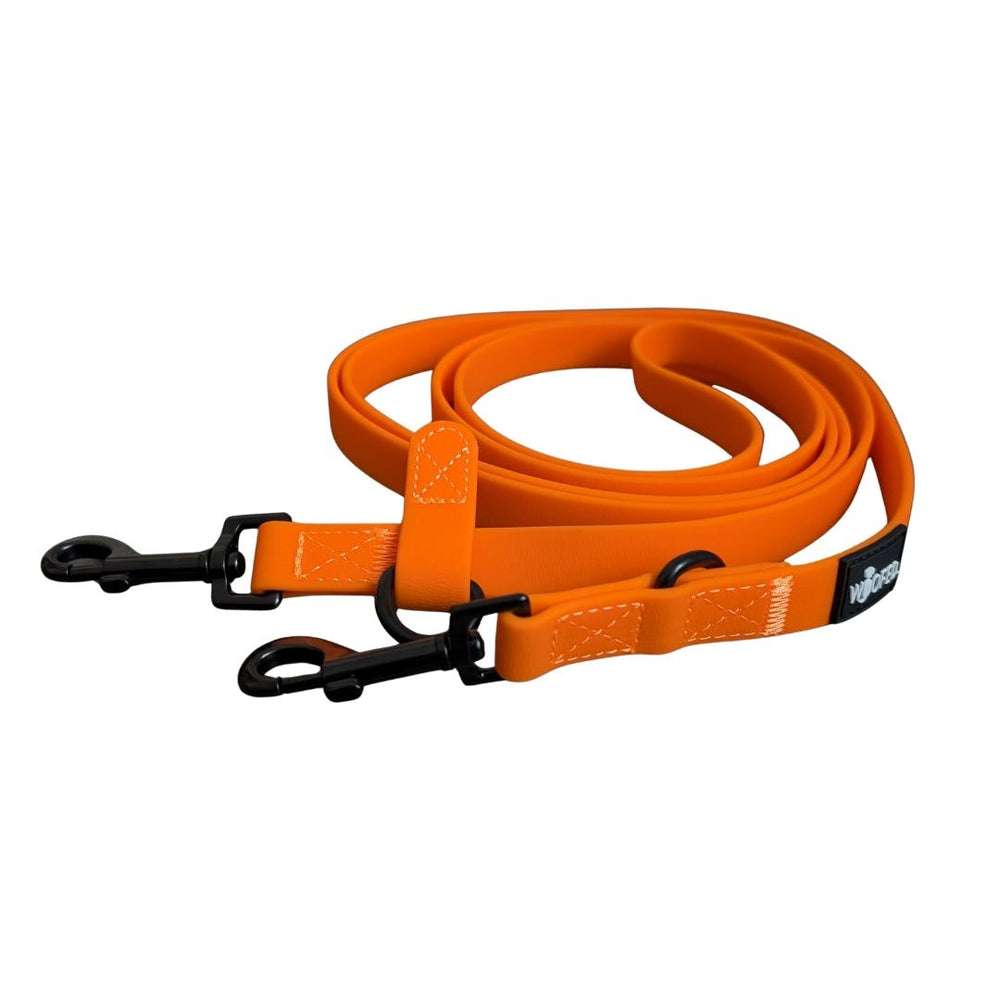 Orangefarbene WOOFLEX® Classic Hundeleine mit zwei Karabinern für sicheren und flexiblen Einsatz beim Gassigehen.