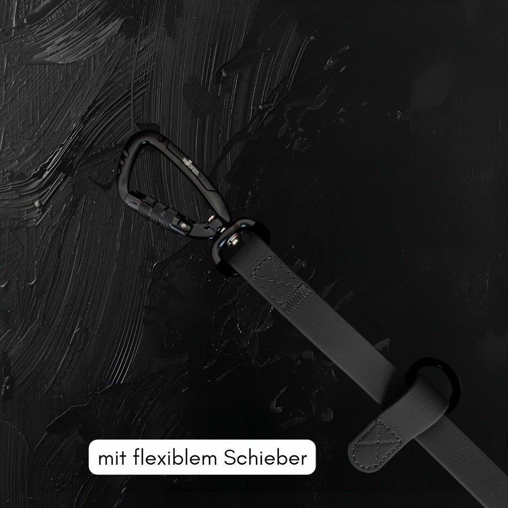 Schwarze Umhängeleine WOOFLEX® Pro mit flexiblem Schieber und Karabinerhaken auf dunkel strukturiertem Hintergrund.