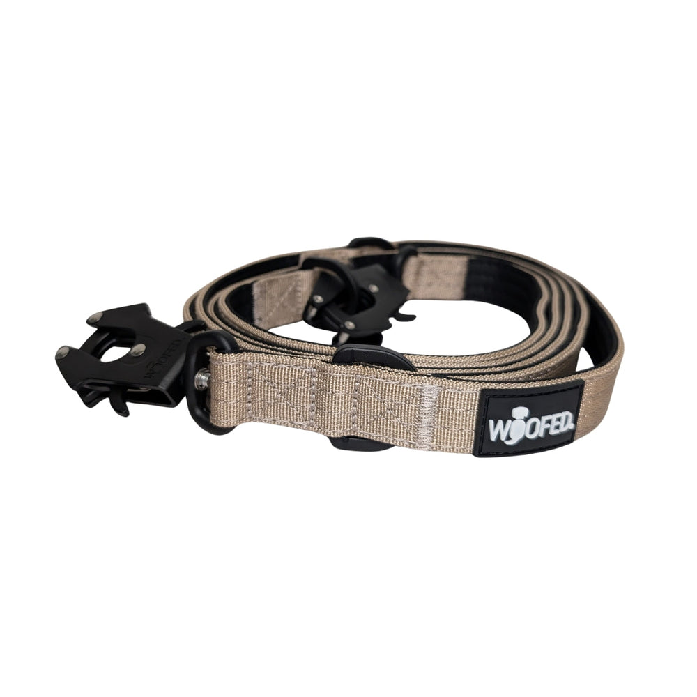 Beige Hundeleine aus strapazierfähigem Nylon mit Clips zum sicheren Befestigen, ideal für Spaziergänge und Training.