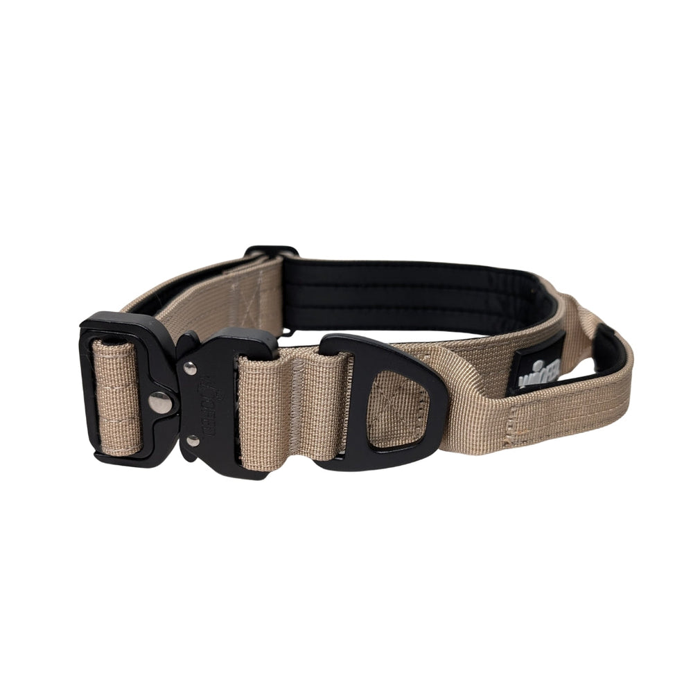 Taktisches Nylon Halsband mit Griff in Khaki, robust, gepolstert und ideal für Outdoor-Aktivitäten und Training.