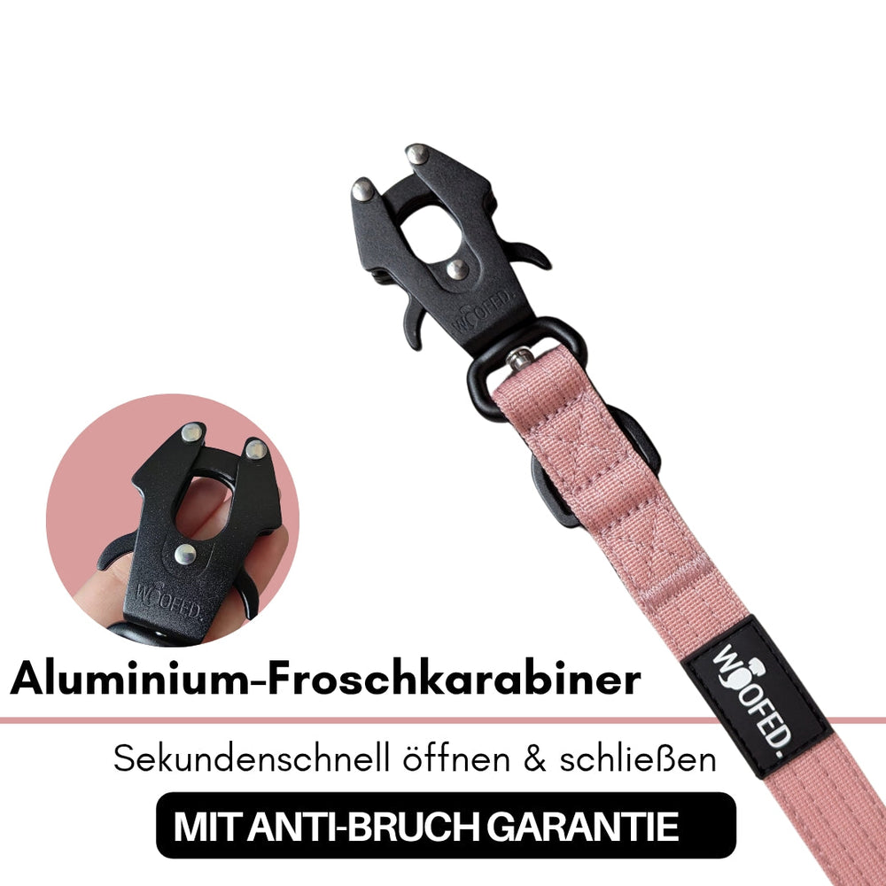 Schwarzer Aluminium-Froschkarabiner am rosa Gürtel, schnell zu öffnen und zu schließen, ideal für aktive Nutzer.