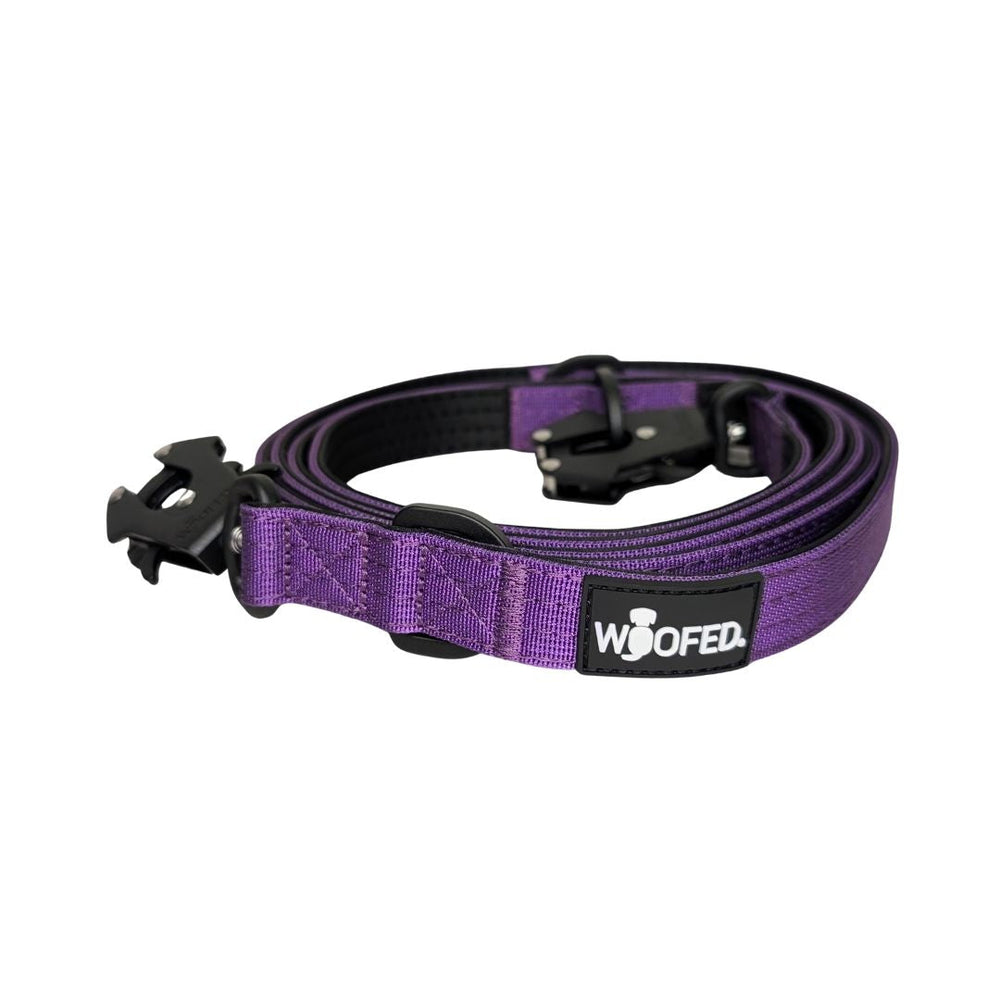 Lila Hundeleine aus strapazierfähigem Nylon mit Froschkarabiner und WOOFED-Logo, flach und flexibel für optimale Nutzung.