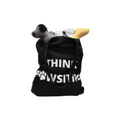 Baumwolltasche "Think Pawsitive" mit Hundespielzeug, ideal für Hundeliebhaber und umweltfreundlich im Alltag.