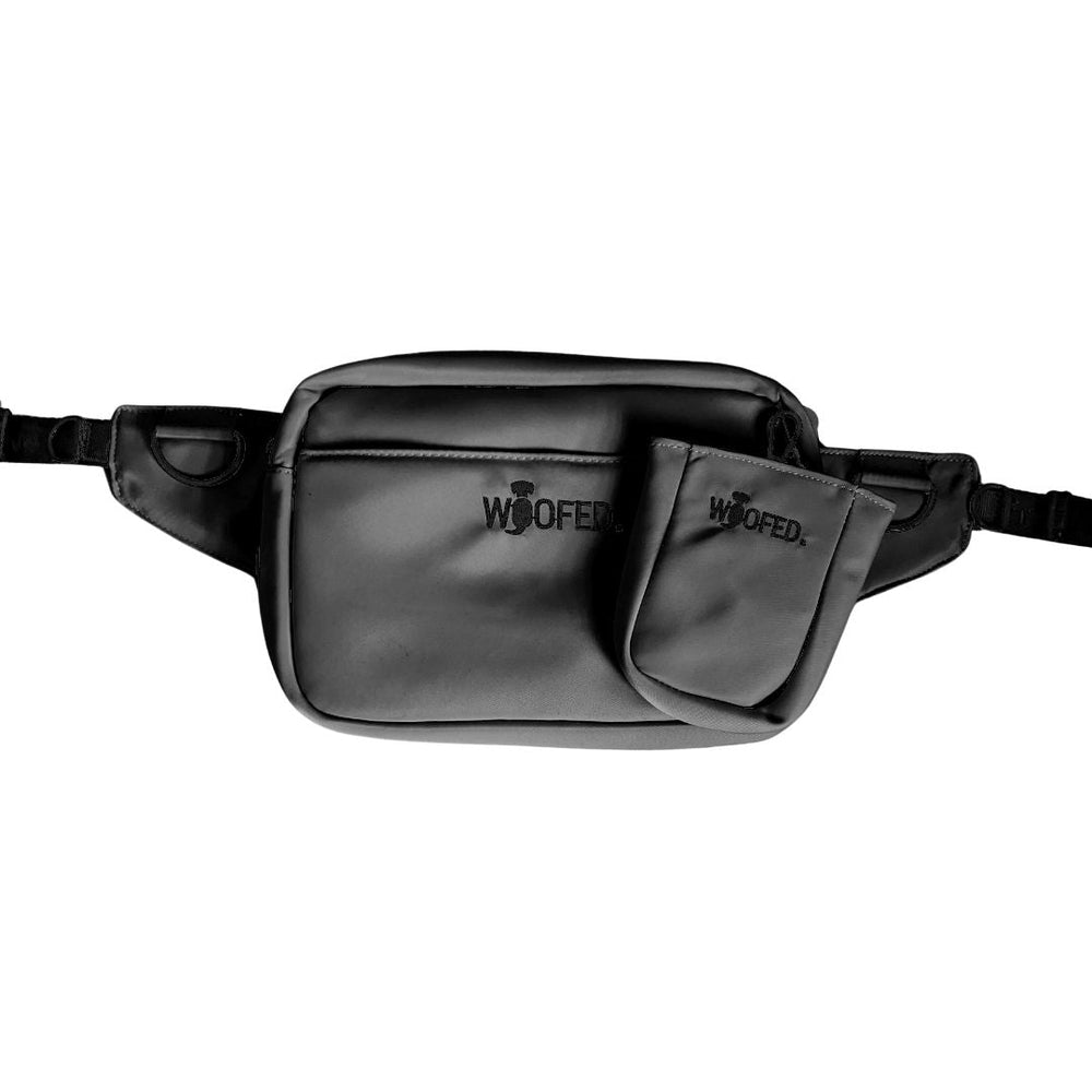 Schwarze multifunktionale Gassitasche als Bauchtasche und Schultertasche mit abnehmbarer Tasche und WOOFED.-Schriftzug.
