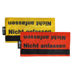 Leinen Banderole "Nicht anfassen" in Gelb und Rot mit klarer Botschaft für Hundesicherheit beim Spaziergang.