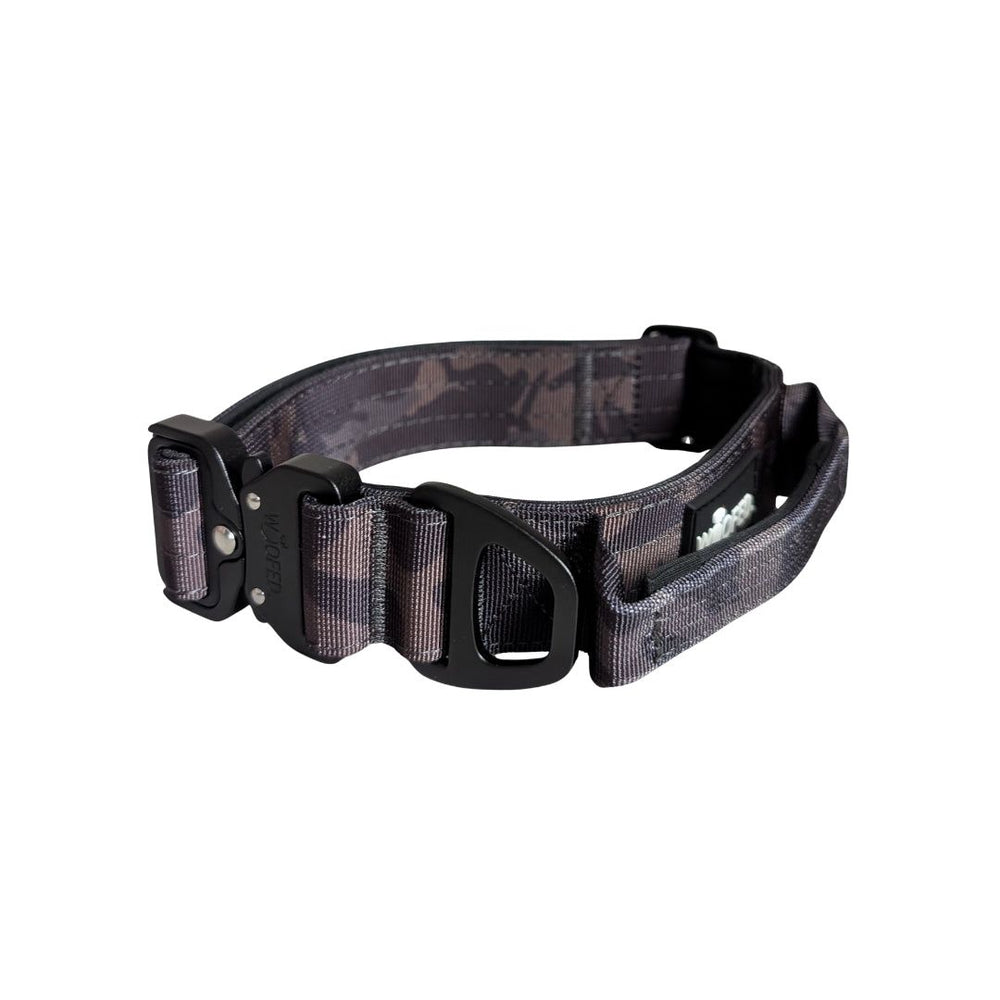 Ultraleichtes Nylon Halsband mit Griff in Camouflage-Design, verstellbar und robust für optimalen Tragekomfort.