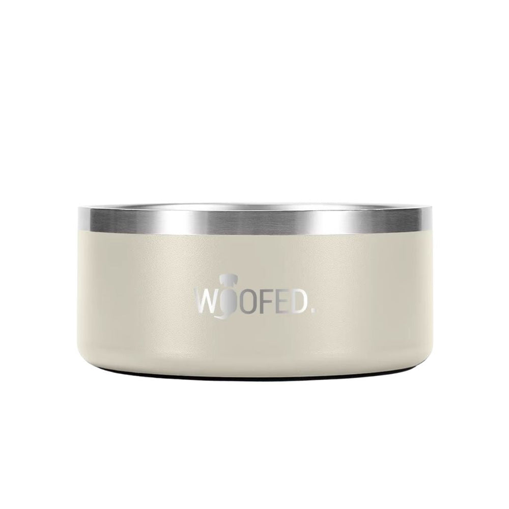 "Hunde-Edelstahlnapf in heller Farbe mit Metallrand und 'WOOFED.'-Schriftzug, elegant und funktional."