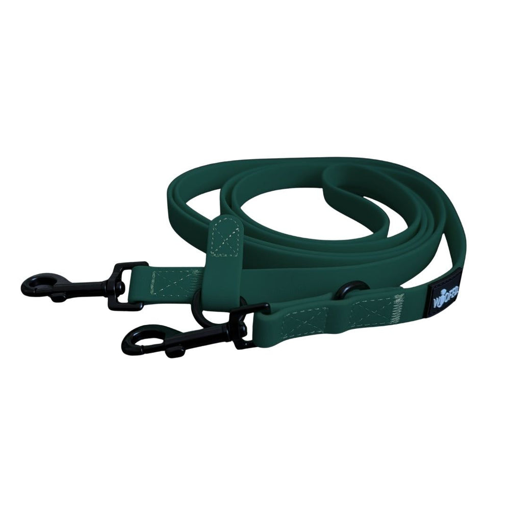 Grüne flexible WOOFLEX® Classic Hundeleine aus Gummi mit gepolsterter Halterung und zwei Karabinerhaken.