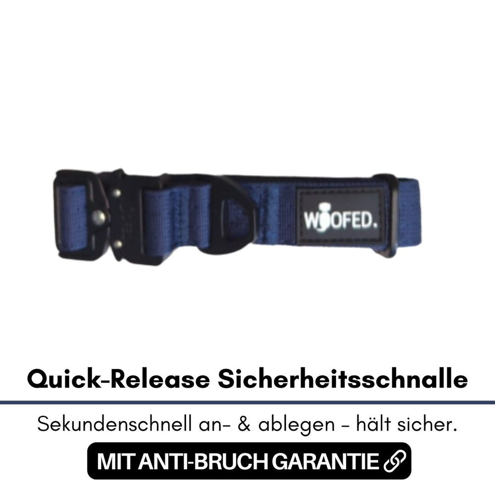 Dunkelblaue Quick-Release Schnalle für ein ultraleichtes Nylon-Halsband mit verstellbarem Riemen und Markenlabel.