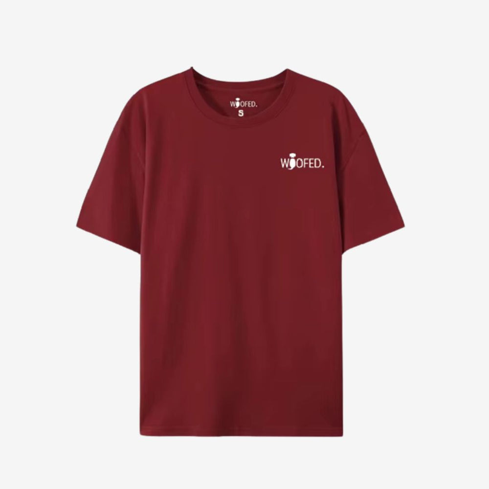 Rotes Unisex-T-Shirt aus Baumwolle mit kurzem Arm und "WOOFED." Druck auf der linken Brustseite, ideal für Hunde-Liebhaber.