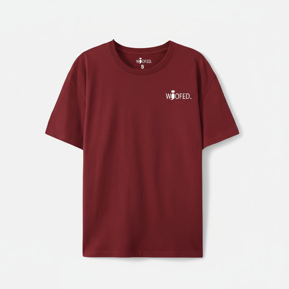 Rotes Unisex T-Shirt "Life is better with dogs" mit weißem Print "WOOFED." für Hundeliebhaber im Alltag.