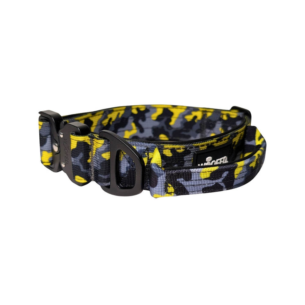 Ultraleichtes Nylon-Hundehalsband mit Griff im grauen und gelben Camouflage-Muster, gepolstert und stabil.