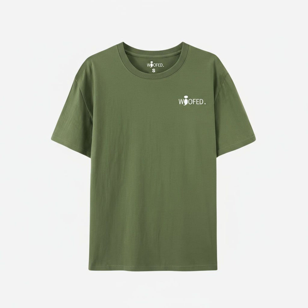 Unisex T-Shirt "Life is better with dogs" in olivgrün mit weißem Logo, perfekt für Hundeliebhaber und Freizeitlooks.