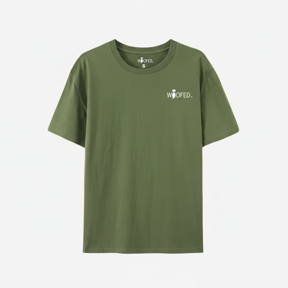 Unisex T-Shirt "Life is better with dogs" in olivgrün mit weißem Logo, perfekt für Hundeliebhaber und Freizeitlooks.