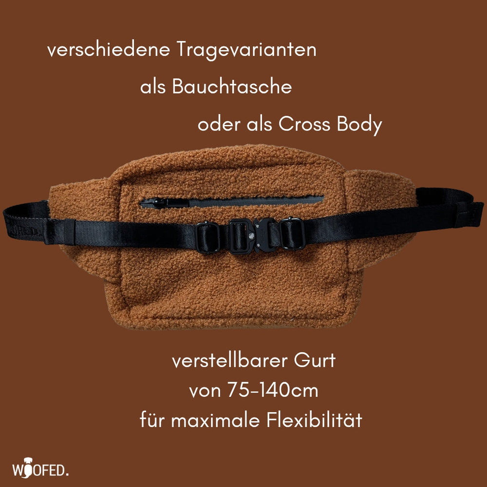 Multifunktionale Gassitasche in Braun, wandelbar von Bauchtasche zur Schultertasche mit verstellbarem Gurt und mehreren Fächern.
