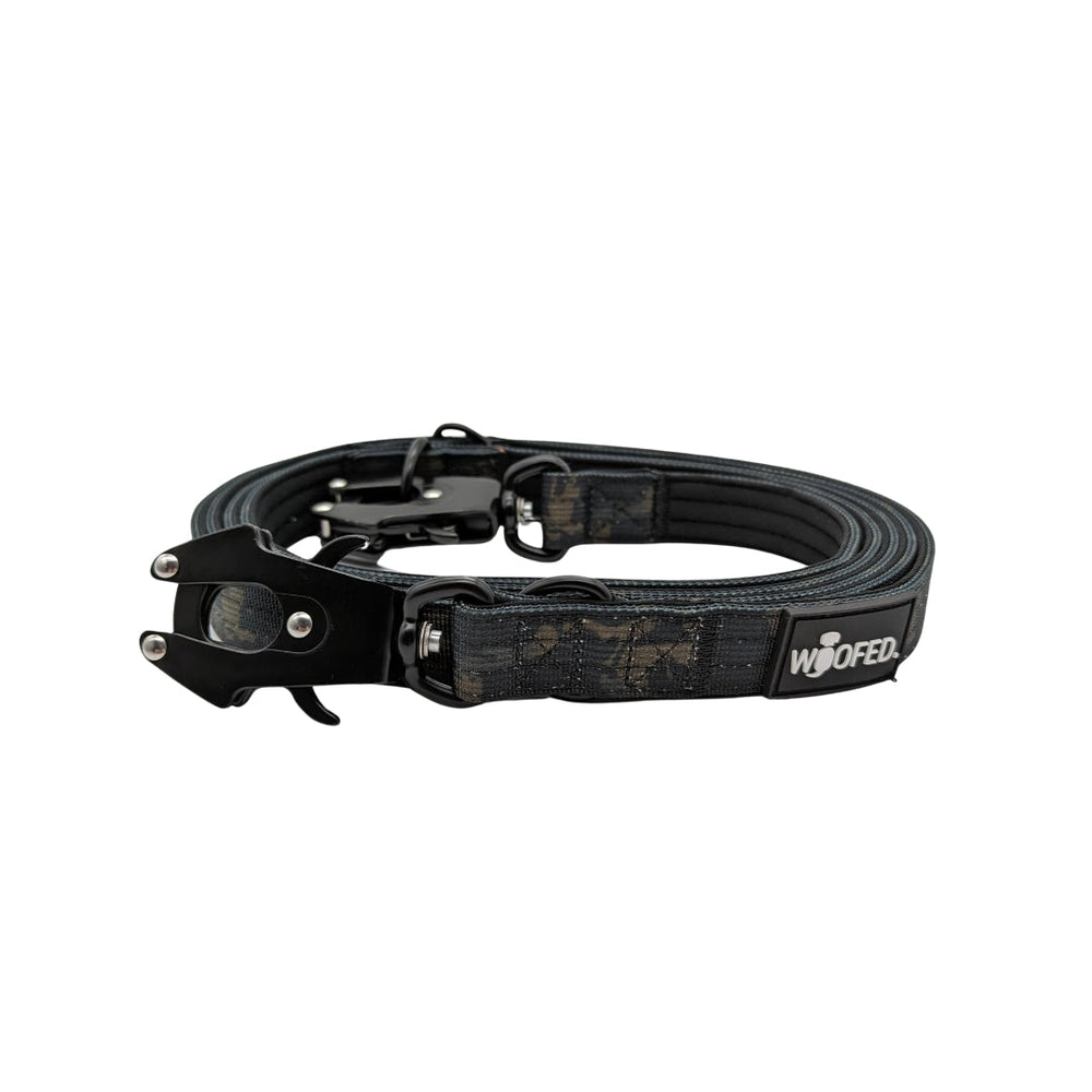 schwarze Nylon Führleine mit Froschkarabiner, robustes Design, Neoprenpolsterung, ideal für große Hunde, WOOFED Logo sichtbar