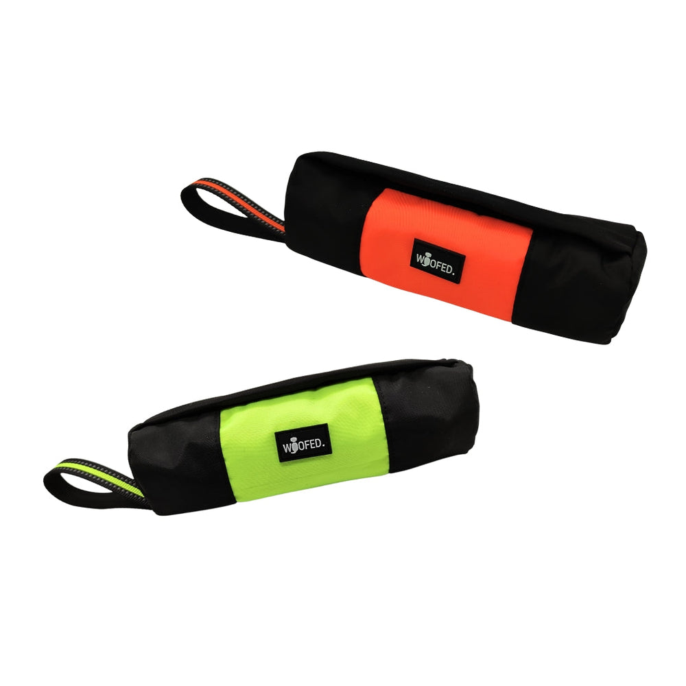 Futterdummy für Hunde in Neonfarben mit reflektierender Handschlaufe, ideal für interaktive Trainings- und Suchspiele.