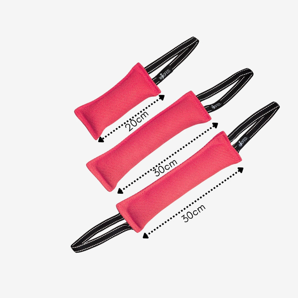 Hundespielzeug Beißwurst in rot mit schwarzen Bändern, ideal für Training und Spiel, erhältlich in 20 cm und 30 cm Varianten.