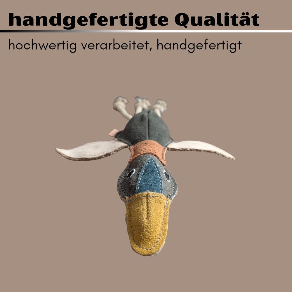 Nachhaltiges Hundespielzeug Ente Ella aus natürlichen Materialien, ideal zum Spielen, Kauen und Kuscheln für Hunde.