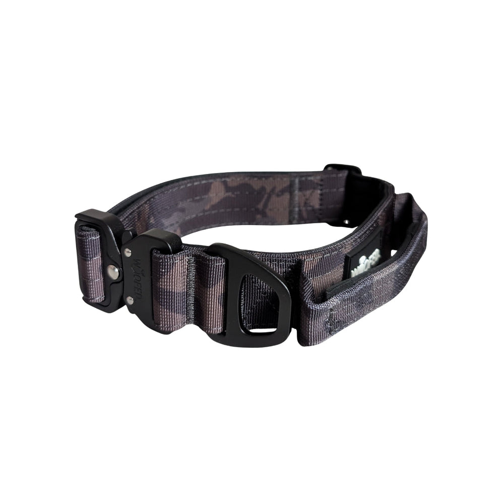 Taktisches Nylon Halsband mit Griff in Camouflage für Hunde – robust, ultraleicht und ideal für Outdoor-Aktivitäten.