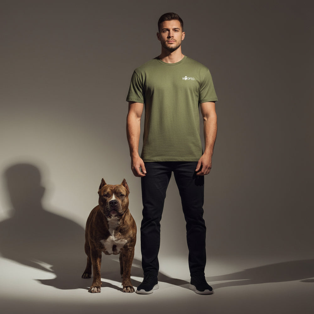 Unisex T-Shirt "Life is better with dogs" in Olivgrün, getragen von Mann neben braunem Hund, ideal für Hundeliebhaber.