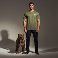 Unisex T-Shirt "Life is better with dogs" in Olivgrün, getragen von Mann neben braunem Hund, ideal für Hundeliebhaber.