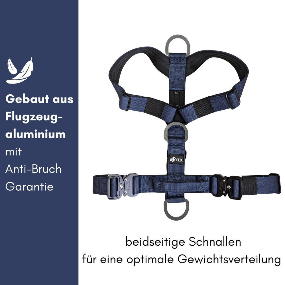 Blaues Y-Hundegeschirr aus Flugzeugaluminium mit mehreren Schnallen und optimaler Gewichtsverteilung für Sicherheit und Komfort.