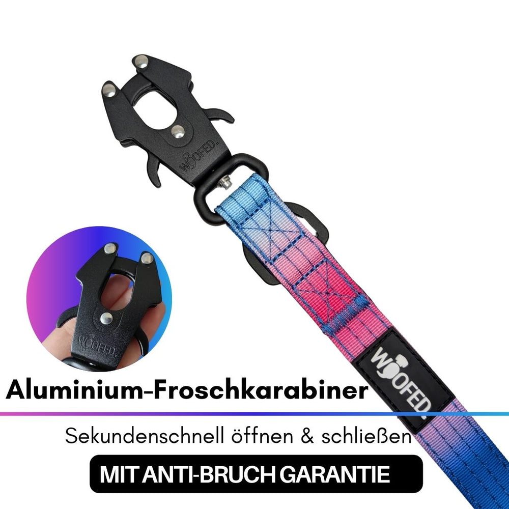 Schwarzer Aluminium-Froschkarabiner an buntem Gurt, designed für schnelles Öffnen und Schließen mit Anti-Bruchsicherung.