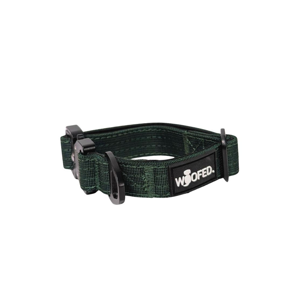 Taktisches Nylon Halsband für kleine Hunde in Dunkelgrün mit schwarzer Schnalle und WOOFED-Logo, robust und leicht.