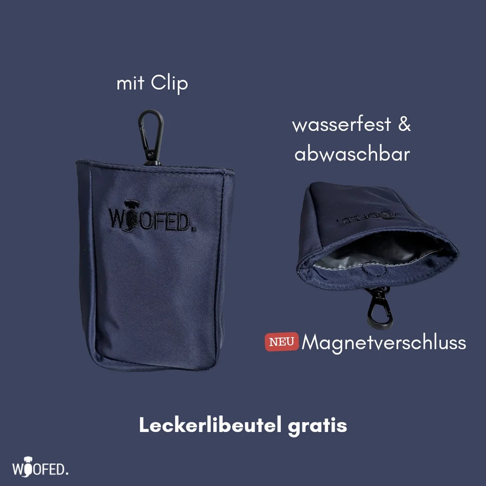 Multifunktionale Gassitasche in Dunkelblau: Bauchtasche und Schultertasche mit Clip, Magnetverschluss und Gratis-Leckerlibeutel.