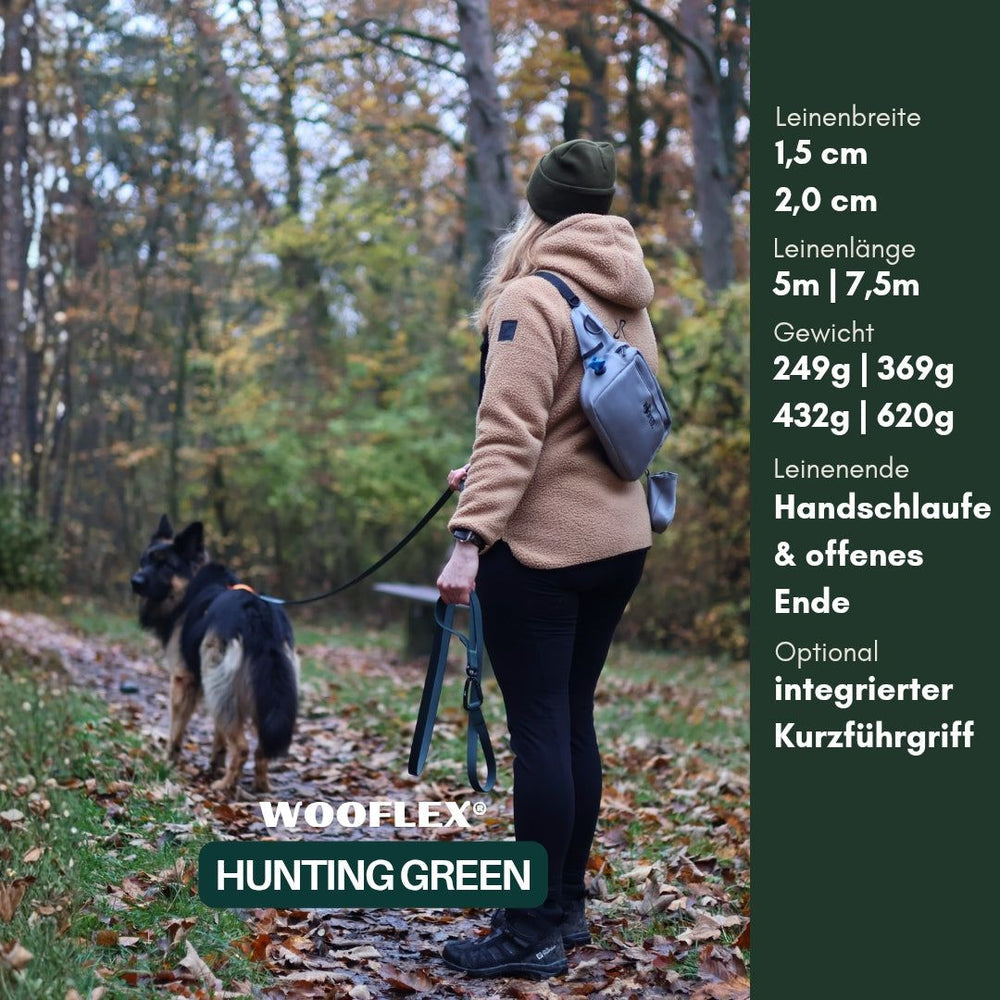 Person mit Hund an WOOFLEX® Schleppleine in Hunting Green in einer herbstlichen Landschaft.