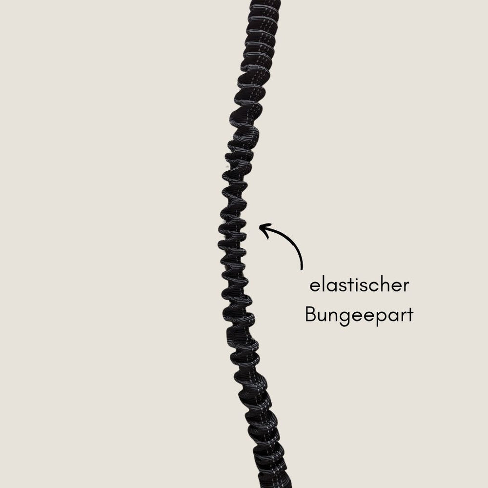 Lange, schwarze Bungee-Jogging- und Wanderleine mit elastischer, gewellter Struktur zur optimalen Flexibilität.
